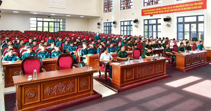 Đại biểu và cán bộ, chiến sĩ Hải đội Dân quân thường trực tham gia tập huấn.