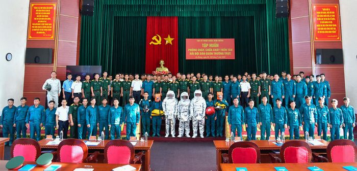 Đại biểu và cán bộ, chiến sĩ Hải đội Dân quân thường trực chụp ảnh lưu niệm.