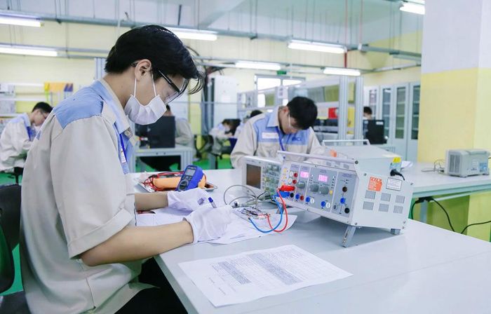  Đào tạo nguồn nhân lực cho ngành công nghiệp điện tử tại Trường Cao đẳng công nghiệp Bắc Ninh. 
