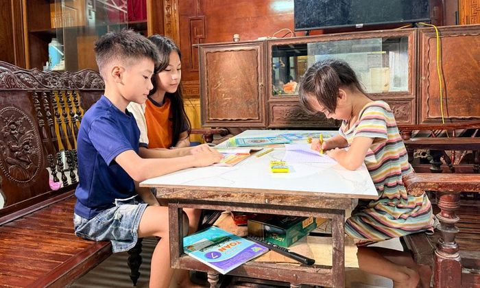  Một số bạn nhỏ ở khu tạm cư xã Gia Bình dành thời gian hè để học tập và giúp bố mẹ việc nhà. 