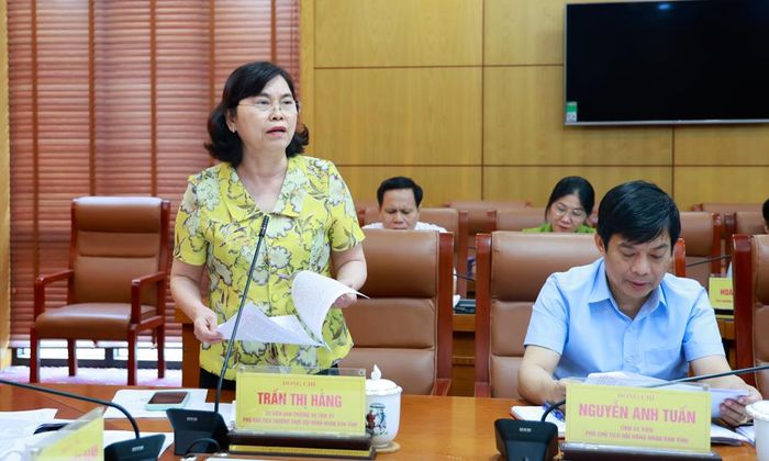  Đồng chí Trần Thị Hằng đề nghị UBND tỉnh làm rõ các giải pháp phát triển kinh tế - xã hội 6 tháng cuối năm. 