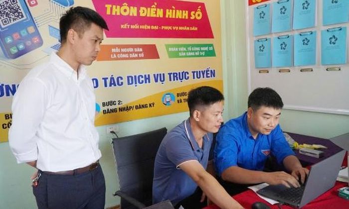 Cán bộ, người dân xã Kép tra cứu thông tin về thành lập thành phố trực thuộc Trung ương, thành lập phường trên mạng internet.