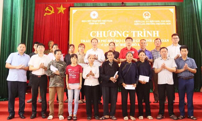 Đại biểu trao hỗ trợ cho các gia đình hoàn cảnh đặc biệt khó khăn.