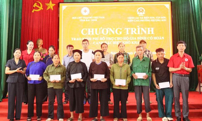 Lãnh đạo Hội Chữ thập đỏ tỉnh và xã Biên Sơn trao hỗ trợ cho các hộ có hoàn cảnh đặc biệt khó khăn trên địa bàn.