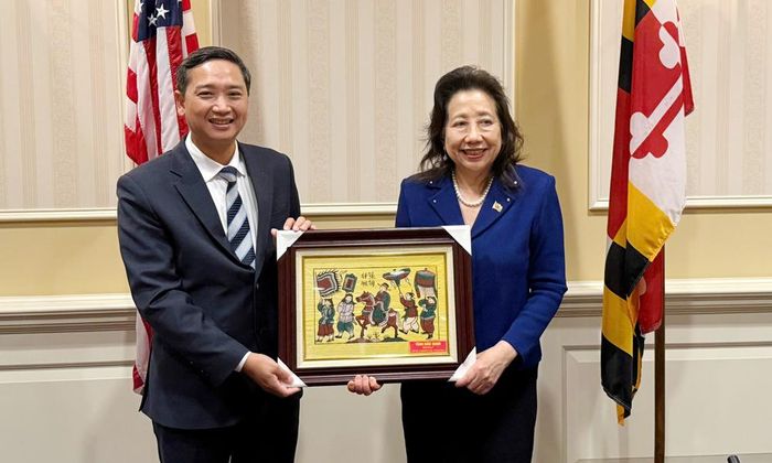 Đồng chí Nguyễn Việt Oanh trao tặng tranh Đông Hồ cho bà Susan C.Lee, Ngoại trưởng bang Maryland.
