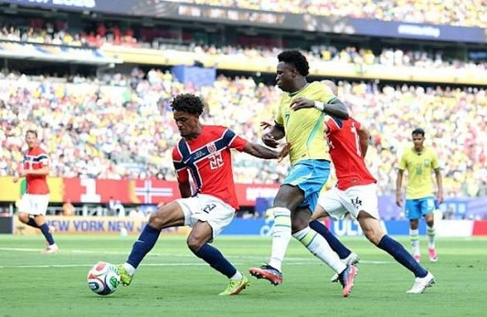 Vinicius Jr (6.4/10): Tiếp tục duy trì sự năng nổ khi liên tục vượt qua người truy cản, tự mình dứt điểm nguy hiểm và mở ra cơ hội cho các đồng đội.
