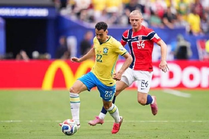 Gabriel Martinelli (6.8/10): Kết hợp ăn ý với Vinicius Jr bên hành lang cánh trái nhờ xu hướng dạt biên linh hoạt trước khi rời sân nhường chỗ cho Neymar.