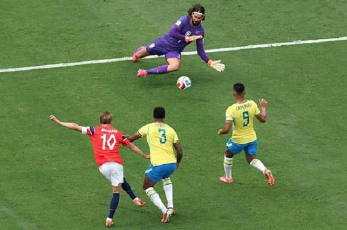 Alisson Becker (6.3/10): Ra vào hợp lý và cản phá tốt cú dứt điểm của Odegaard trong hiệp một. Anh hoàn toàn không có lỗi trong cả hai bàn thua. Toàn bộ ảnh: Getty.