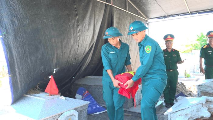 Lực lượng dân quân thường trực xã Thăng Điền thực hiện các nghi thức trong quá trình lấy mẫu. Ảnh: GIANG BIÊN