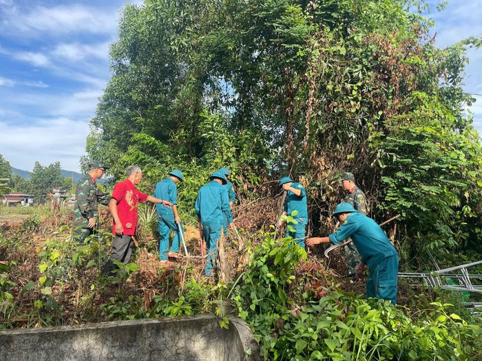 Người dân thôn Lộc Đông cung cấp thông tin về trường hợp chiến sĩ được cho là hy sinh trong kháng chiến chống Mỹ và an táng tại khu vực vườn nhà cũ. Ảnh: THU PHƯƠNG
