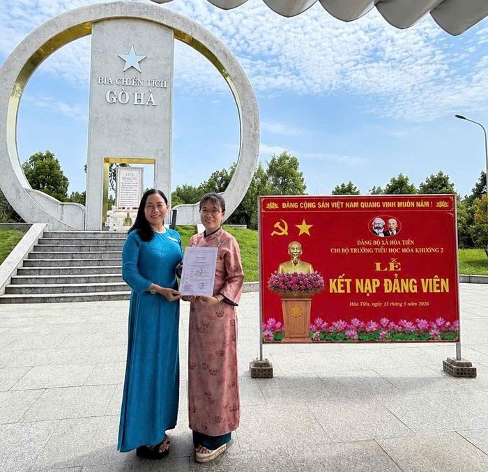 Chi bộ Trường tiểu học Hòa Khương 2 tổ chức lễ kết nạp đảng viên mới. Ảnh N.P