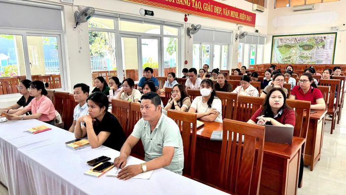 Các đảng viên mới tham gia lớp bồi dưỡng lý luận chính trị cho đảng viên mới. Ảnh: NHẬT HẠ.