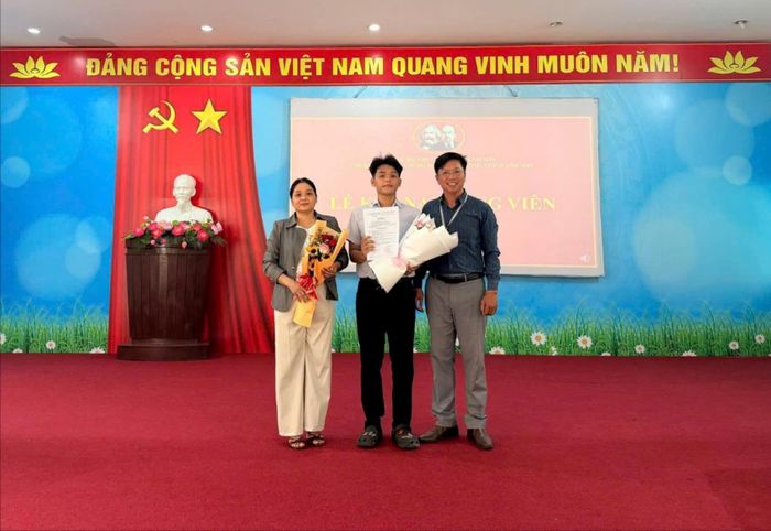 Trường THPT Ngũ Hành Sơn tổ chức kết nạp Đảng cho quần chúng ưu tú học sinh Huỳnh Ngọc Tân: Ảnh: NTCC.