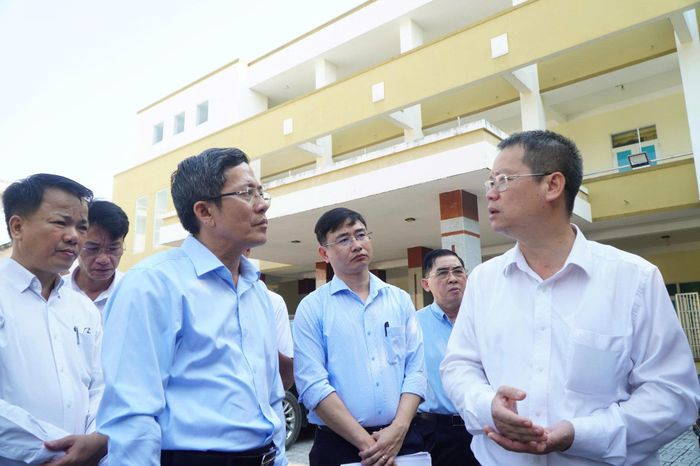 Phó Bí thư Thành ủy, Chủ tịch UBND thành phố Nguyễn Mạnh Hùng (bên phải) và Phó Chủ tịch UBND thành phố Trần Nam Hưng kiểm tra trụ sở Sở Nội vụ tỉnh Quảng Nam (cũ). Ảnh: VINH ANH