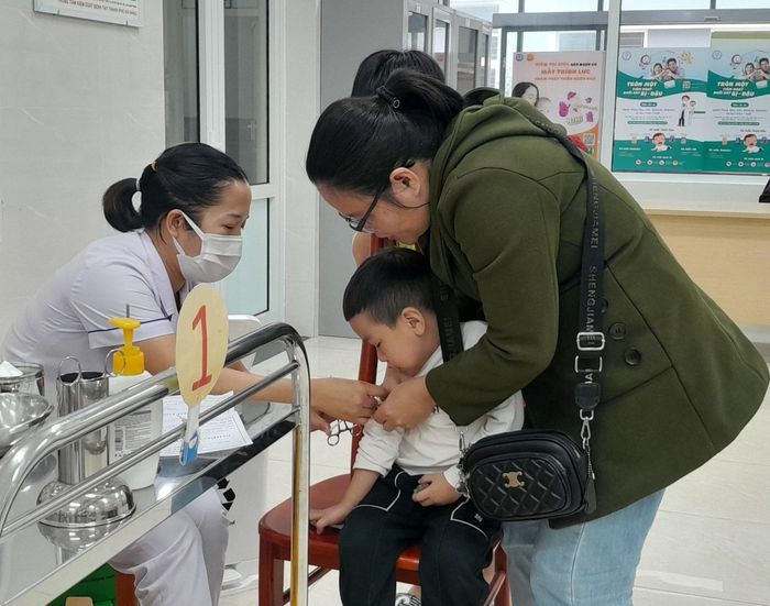 Nhân viên Trung tâm Kiểm soát bệnh tật thành phố Đà Nẵng tiêm vắc xin phòng bệnh cho trẻ. Ảnh: L.H