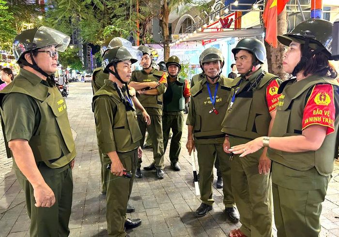 Lực lượng bảo vệ an ninh trật tự cơ sở phường Ngũ Hành Sơn góp phần giữ sự bình yên trên địa bàn, nhất là khu phố An Thượng. Ảnh: NGỌC HÀ