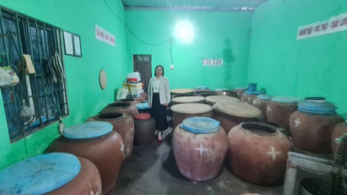 Những chum mắm Nam Ô mang thương hiệu Ô Long thơm và đượm hương vị. Ảnh: HOÀNG LIÊN
