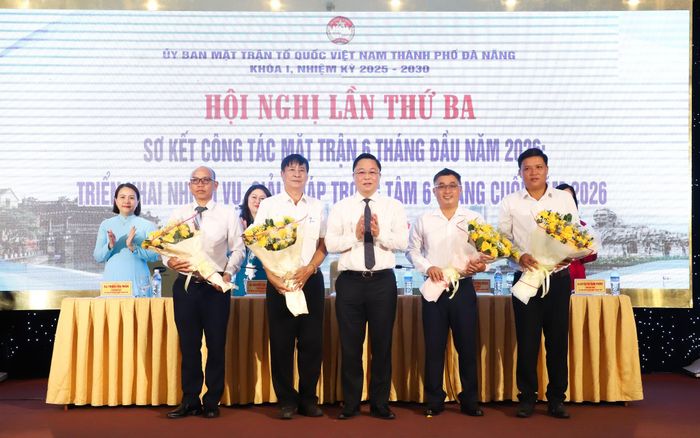 Chủ tịch Ủy ban MTTQ Việt Nam thành phố Lê Trí Thanh (thứ 3, bên phải sang) tặng hoa chúc mừng 4 ủy viên Ủy ban MTTQ Việt Nam thành phố được bầu thay thế các ủy viên đã chuyển công tác. Ảnh: NGỌC PHÚ