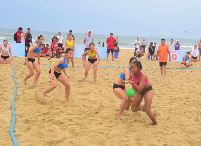 Các trận tranh tài của giải mang đến không khí sôi động trên bãi biển Đà Nẵng. Ảnh: THÀNH DANH