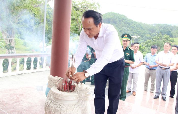 Phó Bí thư Thường trực Thành ủy Nguyễn Đình Vĩnh dâng hương tại bia tưởng niệm các anh hùng liệt sĩ thuộc lực lượng An ninh vũ trang Quảng Nam - Đà Nẵng. Ảnh: TRỌNG HUY