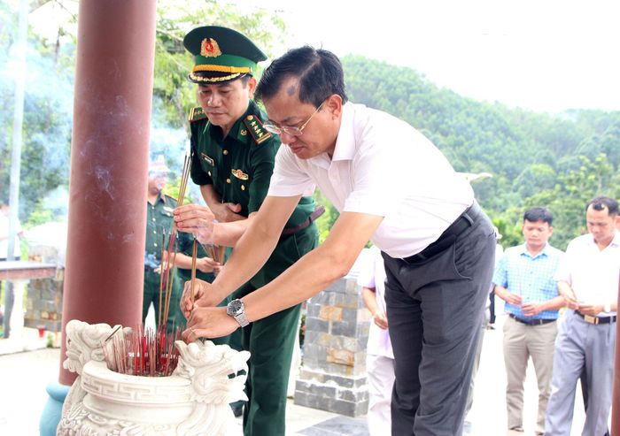 Các đại biểu dâng hương tại khu di tích. Ảnh: TRỌNG HUY