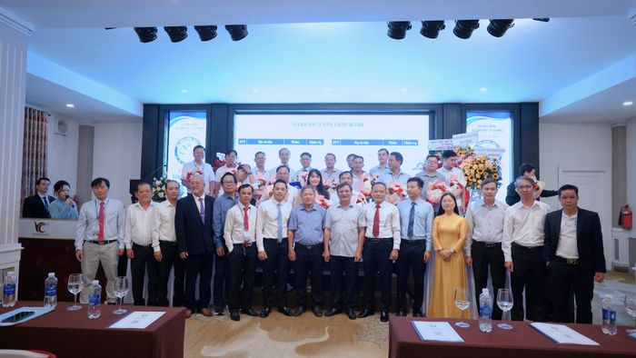 Lãnh đạo xã Thăng Phú chụp hình lưu niệm nhân buổi gặp mặt. Ảnh: PHÚC HOÀNG