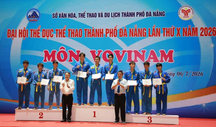 Trao giải ở nội dung đồng đội nam (Thập tự quyền). Ảnh: ĐẮC MẠNH