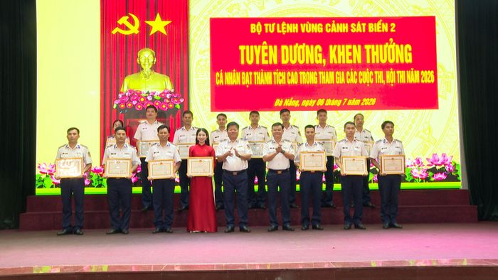 Lãnh đạo Bộ Tư lệnh Vùng Cảnh sát biển 2 tuyên dương các cá nhân xuất sắc. Ảnh: VIẾT TRỌNG
