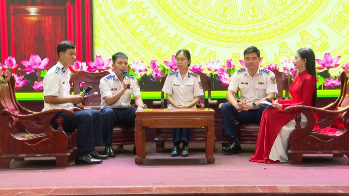 Chiến sĩ giao lưu, chia sẻ kinh nghiệm đạt thành tích cao trong các hội thi. Ảnh: VIẾT TRỌNG