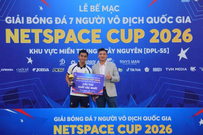 Vận động viên Trần Đức Long (Xổ số kiến thiết Đắk Lắk) nhận danh hiệu Cầu thủ xuất sắc nhất. Ảnh: THÀNH DANH