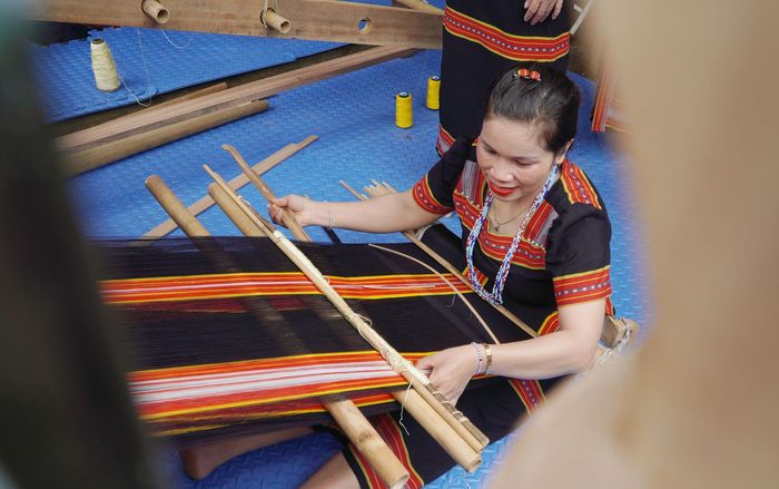Dệt thổ cẩm thu hút du khách đến tham quan và mua sắm. Ảnh: PHAN VINH
