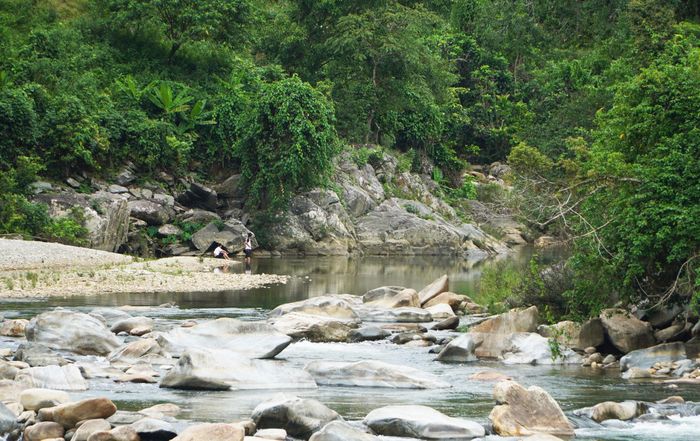 Du khách được trải nghiệm dòng sông Leng yên bình. Ảnh: PHAN VINH