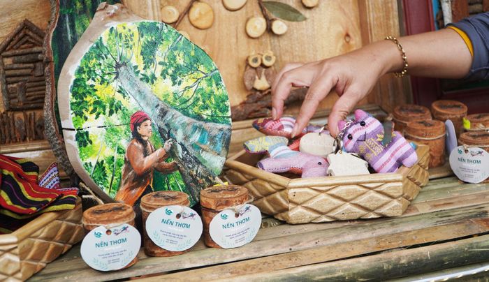 Nhiều sản phẩm ấn tượng được làm từ cây quế trưng bày tại lễ hội. Ảnh: PHAN VINH