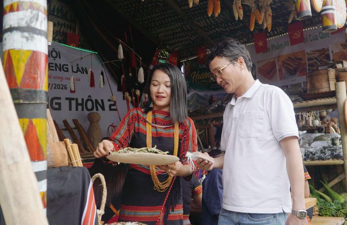 Ông Nguyễn Ngọc Oanh tham quan các gian hàng tại lễ hội. Ảnh: PHAN VINH