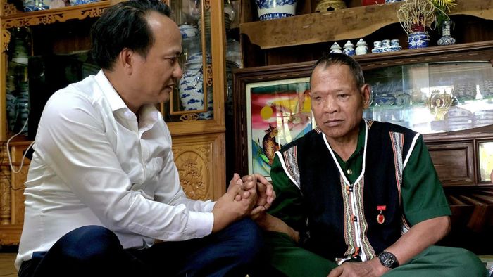 Phó Bí thư Thường trực Thành ủy Nguyễn Đình Vĩnh thăm hỏi, động viên ông Bling Ría. Ảnh: TRỌNG HUY