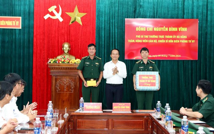 Phó Bí thư Thường trực Thành ủy Nguyễn Đình Vĩnh tặng quà cho Đồn Biên phòng Tr’hy. Ảnh: TRỌNG HUY