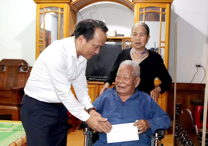 Phó Bí thư Thường trực Thành ủy Nguyễn Đình Vĩnh thăm, tặng quà gia đình ông Bhlinh Đoáp. Ảnh: TRỌNG HUY