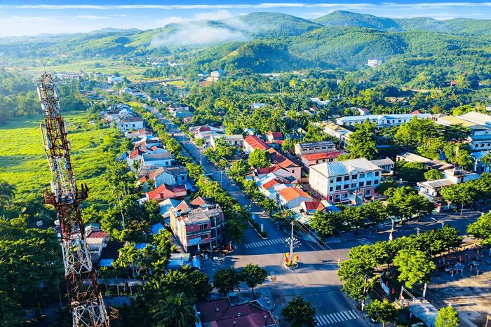 Diện mạo miền núi phía Tây thành phố Đà Nẵng ngày càng khởi sắc, trong đó có sự đầu tư từ các chương trình mục tiêu quốc gia. Ảnh: QUỐC TUẤN