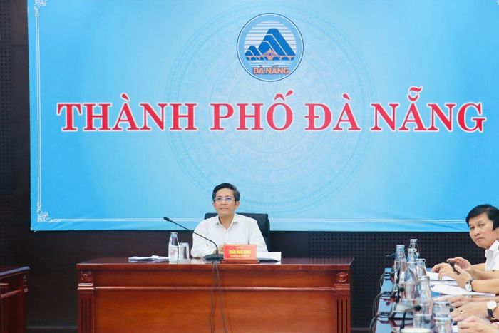 Phó Chủ tịch UBND thành phố Trần Nam Hưng chủ trì hội nghị tại điểm cầu Đà Nẵng. Ảnh: QUỐC TUẤN