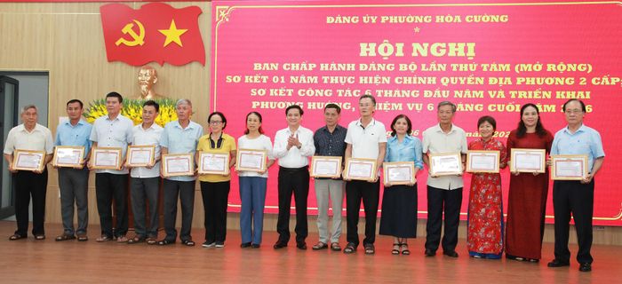 Lãnh đạo Đảng ủy phường Hòa Cường trao giấy khen cho 14 đơn vị có thành tích xuất sắc trong công tác phát triển đảng viên 6 tháng đầu năm 2026. Ảnh: ĐẮC MẠNH
