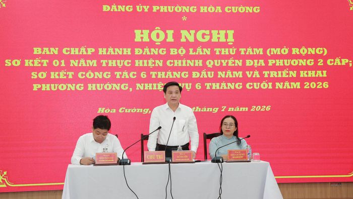 Lãnh đạo Đảng ủy phường Hòa Cường chủ trì hội nghị. Ảnh: ĐẮC MẠNH