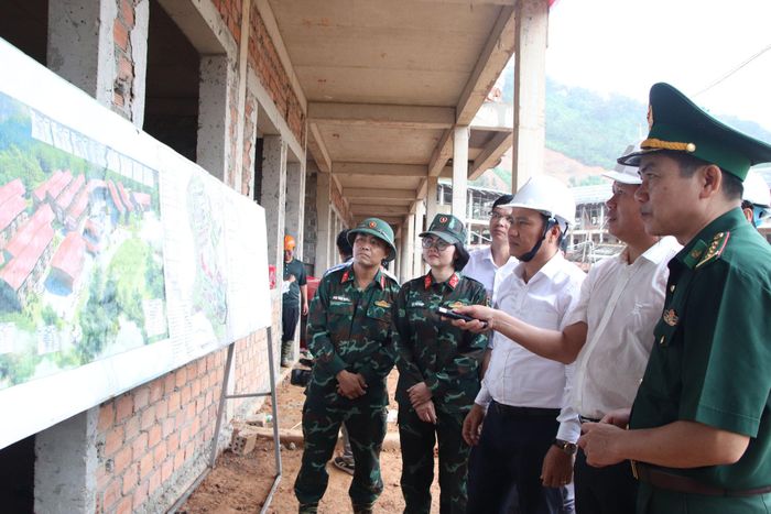 Phó Bí thư Thường trực Thành ủy Nguyễn Đình Vĩnh kiểm tra tiến độ tại dự án Trường phổ thông nội trú liên cấp tiểu học - THCS Hùng Sơn. Ảnh: TRỌNG HUY