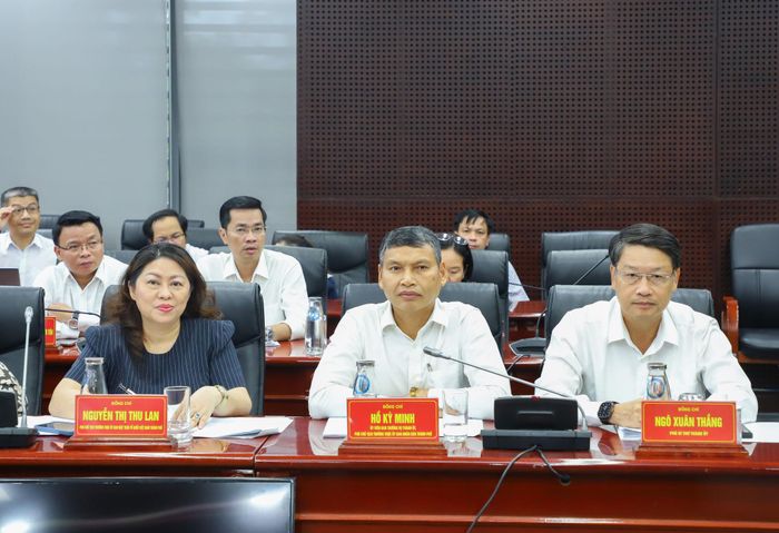 Phó Bí thư Thành ủy Ngô Xuân Thắng (bên phải) và các đại biểu dự phiên họp. Ảnh: NGỌC PHÚ