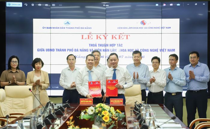 Lãnh đạo UBND thành phố và Viện Hàn lâm Khoa học và Công nghệ Việt Nam ký kết thỏa thuận hợp tác. Ảnh: NGỌC PHÚ
