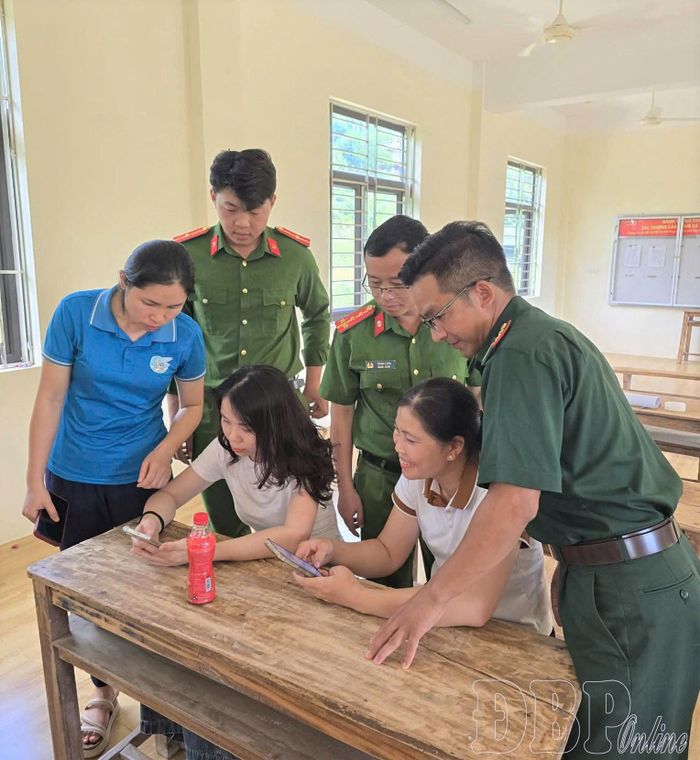 Hôi viên phụ nữ, lực lượng vũ trang trên địa bàn xã Nà Hỳ hướng dẫn người dân tiếp cận các kỹ năng số cơ bản.