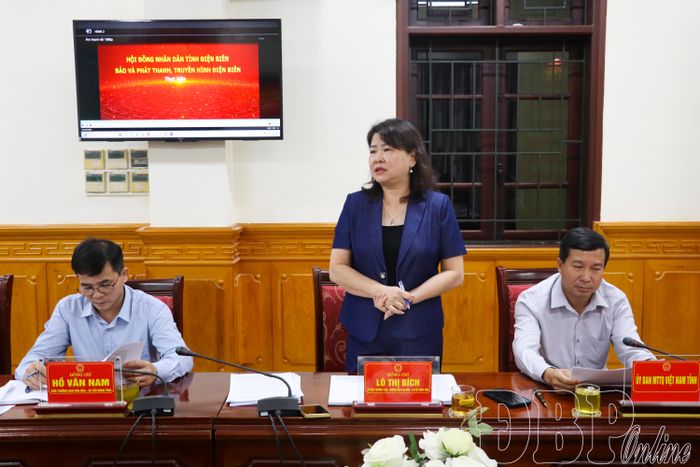 Lãnh đạo Ban Văn hóa - Xã hội, HĐND tỉnh tham gia ý kiến vào nội dung phóng sự về giám sát chuyên đề của HĐND tỉnh.