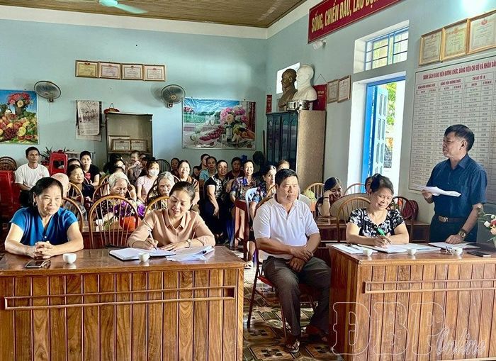 Người dân tổ dân phố 19, phường Điện Biên Phủ tham gia ý kiến vào việc sắp xếp thôn, tổ dân phố.