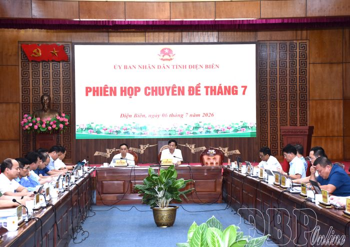 Chủ tịch UBND tỉnh Lê Văn Lương và Phó Chủ tịch UBND tỉnh Nguyễn Văn Đoạt chủ trì phiên họp chuyên đề tháng 7 của UBND tỉnh.