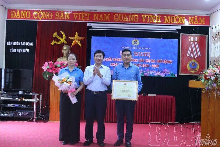 Phó Bí thư Tỉnh ủy, Chủ tịch Ủy ban Mặt trận Tổ quốc Việt Nam tỉnh Mùa A Vảng tặng Bằng khen của Tổng LĐLĐ Việt Nam cho tập thể LĐLĐ tỉnh.