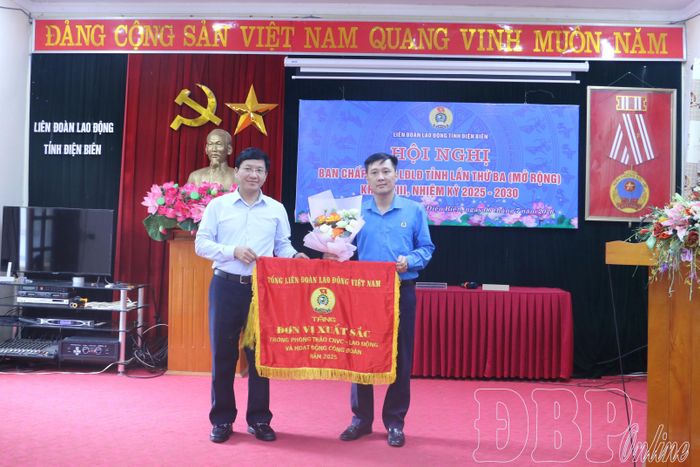 Phó Bí thư Tỉnh ủy, Chủ tịch Ủy ban Mặt trận Tổ quốc Việt Nam tỉnh Mùa A Vảng tặng Cờ thi đua củaTổng LĐLĐ Việt Nam cho Công đoàn cơ sở Trung tâm Kiểm soát bệnh tật tỉnh.